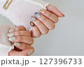 女性の手元 127396733