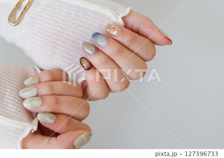 女性の手元 女性の手元 127396733