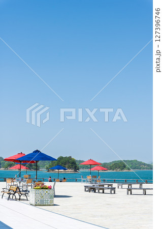 青空を背景に映える広場風景「天草パールガーデン& 海中水族館シードーナツ」 127396746