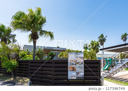 青空を背景に映える店舗風景「天草パールガーデン& 海中水族館シードーナツ」 127396749