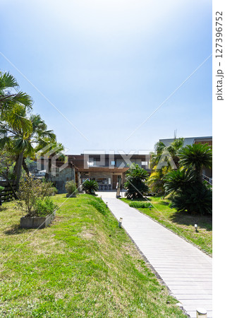 青空を背景に映える店舗風景「天草パールガーデン& 海中水族館シードーナツ」 127396752