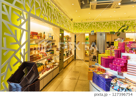 青空を背景に映える店舗・店内風景「天草パールガーデン& 海中水族館シードーナツ」 127396754