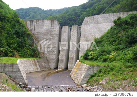 防災インフラ　山間地に造られた大規模な砂防堰堤 127396763