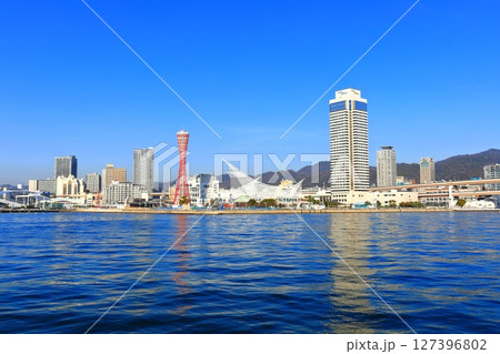 【兵庫県】改装後のポートタワーと神戸メリケンパーク 127396802