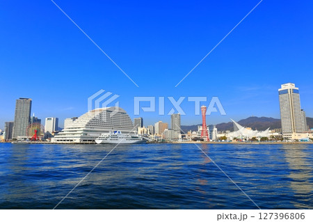 【兵庫県】改装後のポートタワーと神戸メリケンパーク 【兵庫県】改装後のポートタワーと神戸メリケンパーク 127396806