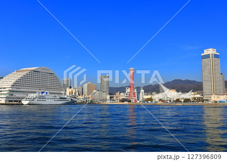 【兵庫県】改装後のポートタワーと神戸メリケンパーク 127396809
