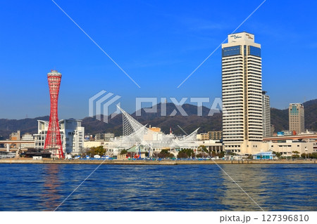 【兵庫県】改装後のポートタワーと神戸メリケンパーク 127396810
