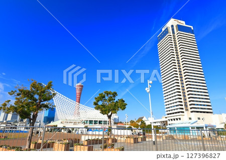 【兵庫県】改装後のポートタワーと神戸メリケンパーク 127396827