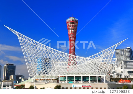 【兵庫県】改装後のポートタワーと神戸メリケンパーク 127396828