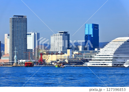 【兵庫県】快晴の神戸メリケンパークとハーバーランド（神戸港） 127396853