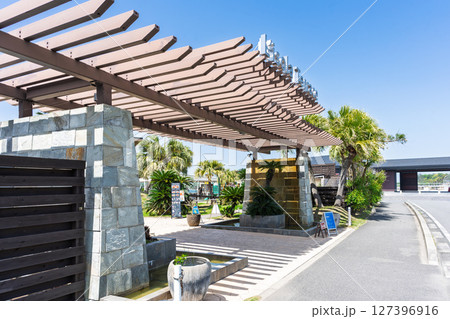 青空を背景に映える店舗・建物・看板風景「天草パールガーデン& 海中水族館シードーナツ」 127396916