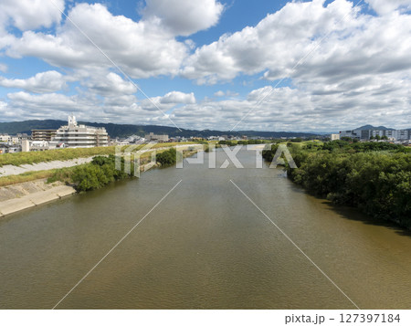大和川沿いに広がる街の風景 127397184
