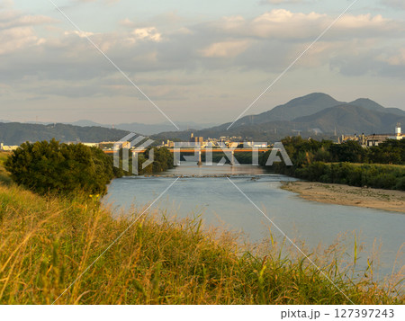 夕日に照らされた大和川沿いの景色 127397243
