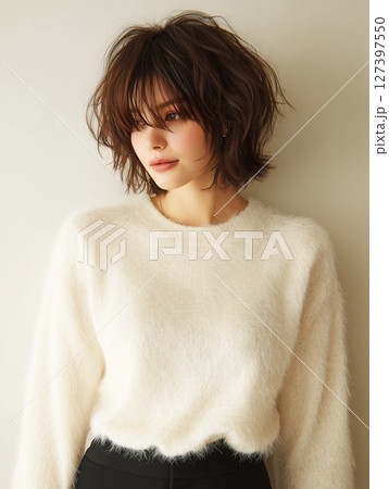 白ニットとミディアムウルフヘアの女性ポートレート｜柔らかさと洗練を兼ね備えた秋冬ファッションイメージ 127397550