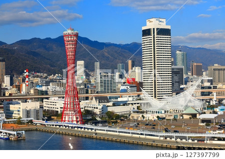 【兵庫県】改装後のポートタワーと神戸メリケンパーク 127397799