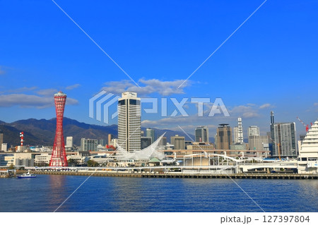 【兵庫県】改装後のポートタワーと神戸メリケンパーク 127397804