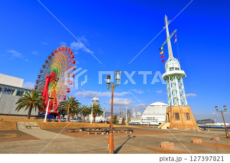 【兵庫県】晴天の旧神戸港信号所とモザイク観覧車(神戸ハーバーランド) 【兵庫県】晴天の旧神戸港信号所とモザイク観覧車(神戸ハーバーランド) 127397821