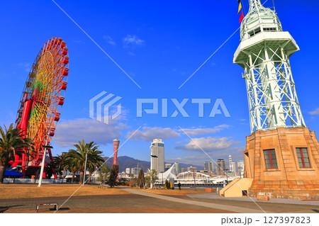 【兵庫県】晴天の旧神戸港信号所とモザイク観覧車（神戸ハーバーランド） 127397823