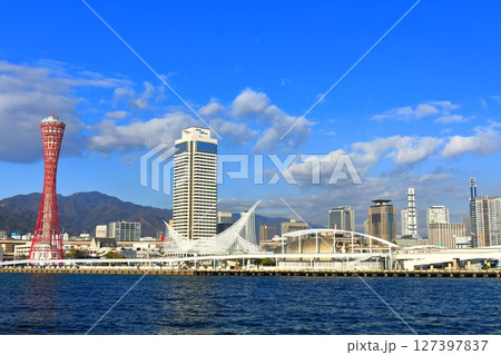 【兵庫県】改装後のポートタワーと神戸メリケンパーク 127397837