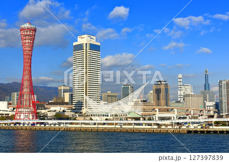 【兵庫県】改装後のポートタワーと神戸メリケンパーク 127397839