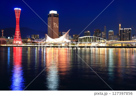 【兵庫県】改装後のポートタワーと神戸メリケンパークの夜景 127397856