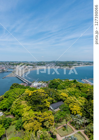 江の島シーキャンドル展望台からの眺め、湘南の海岸線、俯瞰、鳥瞰 江の島シーキャンドル展望台からの眺め、湘南の海岸線、俯瞰、鳥瞰 127398066