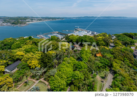 江の島シーキャンドル展望台からの眺め、江の島ヨットハーバー、湘南の海岸線、俯瞰、鳥瞰 江の島シーキャンドル展望台からの眺め、江の島ヨットハーバー、湘南の海岸線、俯瞰、鳥瞰 127398070