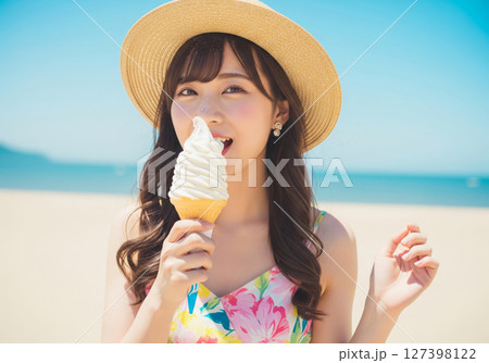 日本の夏、ソフトクリームと笑顔の女性 127398122