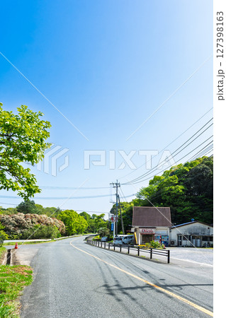 田舎のパン屋さん前の道路風景 創業70年の老舗パン屋さん【天草市佐伊津町】 田舎のパン屋さん前の道路風景 創業70年の老舗パン屋さん【天草市佐伊津町】 127398163