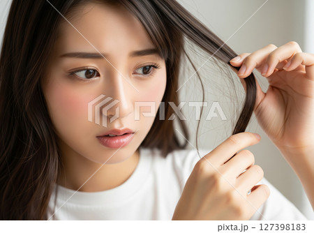 髪の毛のチェックをする女性 127398183