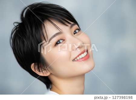 ベリーショートのヘアスタイルの日本人女性 127398198