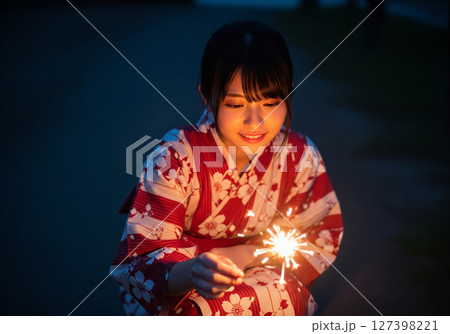 手持ち花火を楽しむ浴衣の女性 127398221