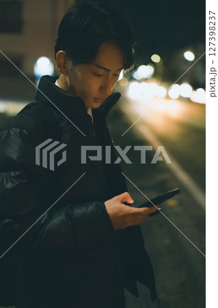 夜道 若い男性 スマホ 夜道 若い男性 スマホ 127398237