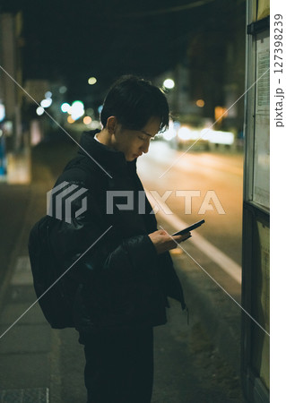 夜道 若い男性 スマホ 夜道 若い男性 スマホ 127398239