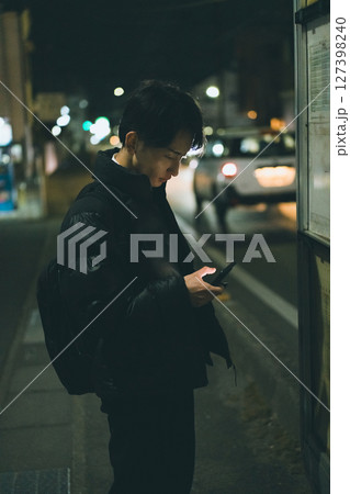 夜道　若い男性　スマホ 127398240