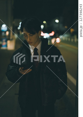 夜道　若い男性　スマホ 127398243