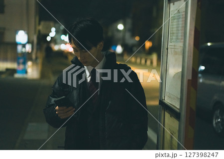 バスを待つ若いスーツの男性 127398247