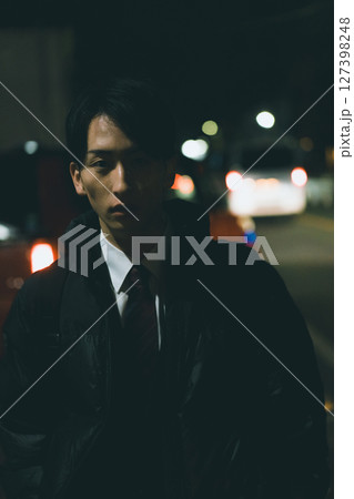冬　夜　ビジネスパーソン 127398248
