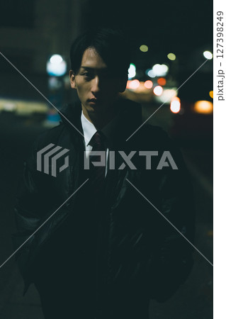 冬　夜　ビジネスパーソン 127398249