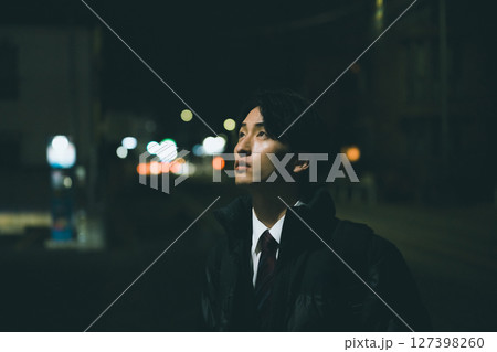 夜の街を歩く男性 夜の街を歩く男性 127398260