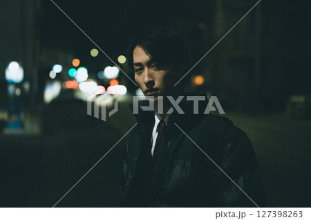 夜の街を歩く男性 夜の街を歩く男性 127398263