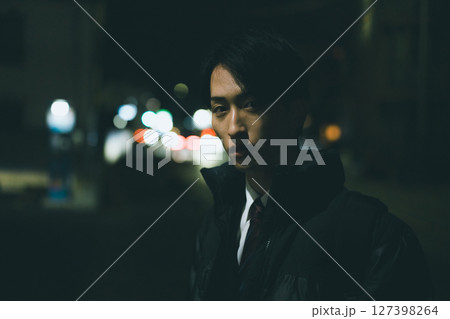 夜の街を歩く男性 127398264