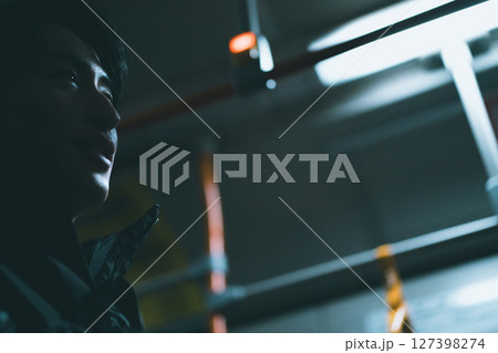 バスで帰る男性 127398274