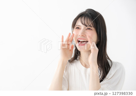 呼びかけをする女性 呼びかけをする女性 127398330