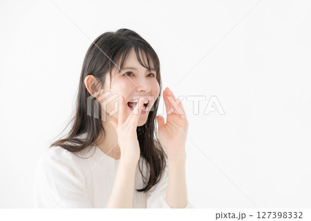 呼びかけをする女性 127398332