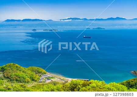 《愛媛県》瀬戸内海の大海原・亀老山展望公園の眺め 127398603