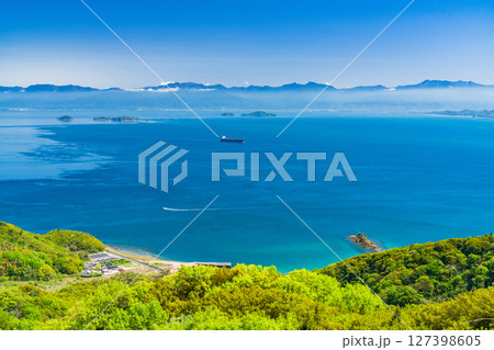 《愛媛県》瀬戸内海の大海原・亀老山展望公園の眺め 127398605