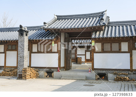 韓国の伝統を伝承するため造られた公州韓屋村 127398633