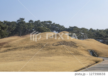 円墳が並ぶ世界遺産の宋山里古墳群 127398638