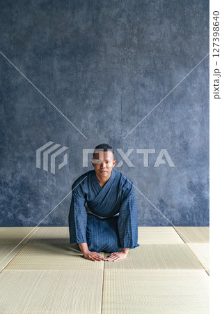 浴衣を着て畳に座る黒人男性 127398640